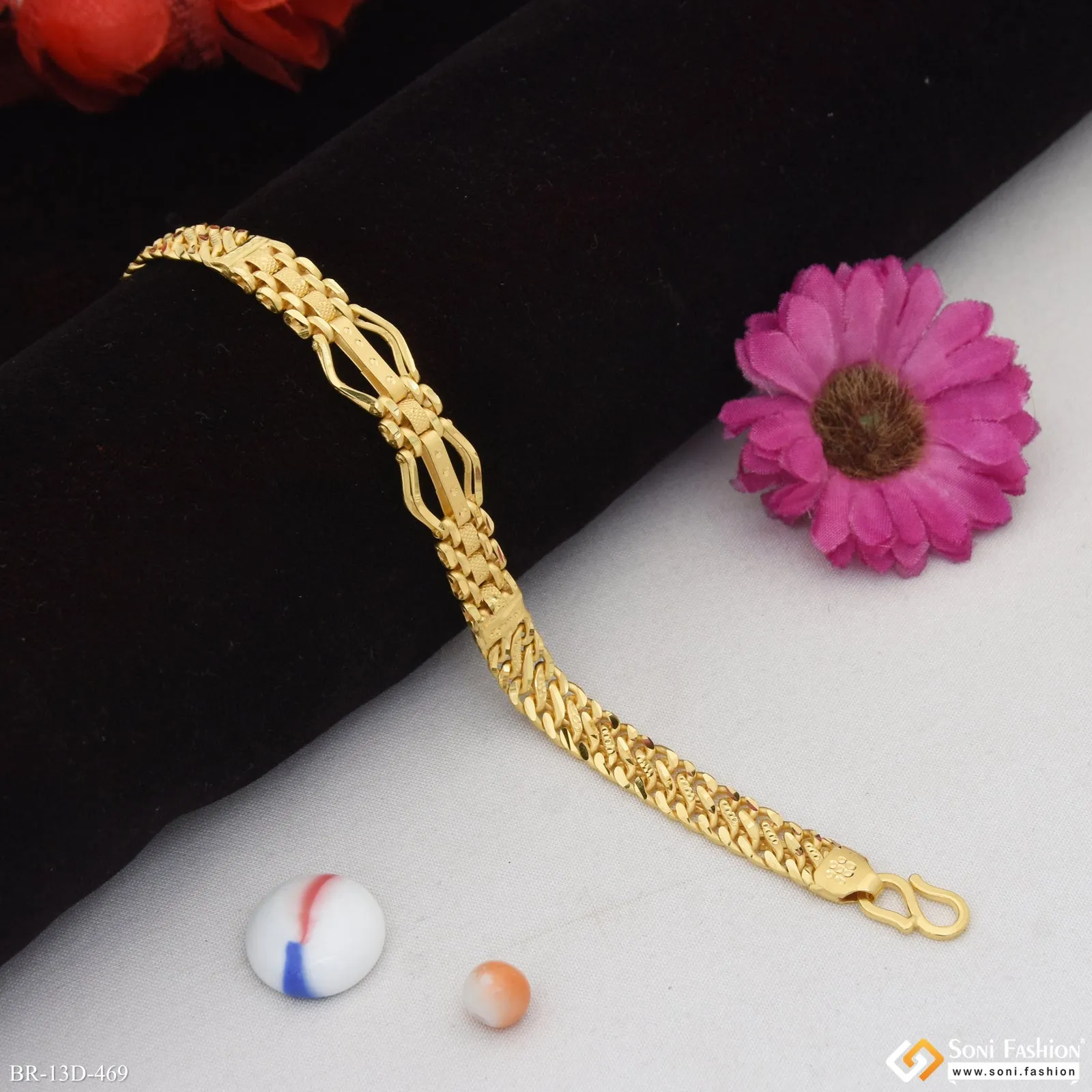 Cool Design Superior Quality Gold Plated Bracelet for Men - Style D469