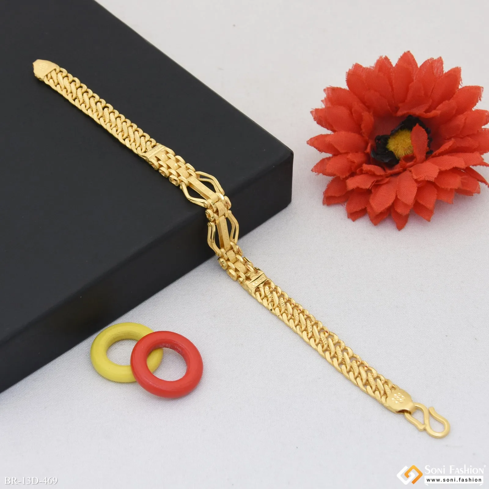 Cool Design Superior Quality Gold Plated Bracelet for Men - Style D469